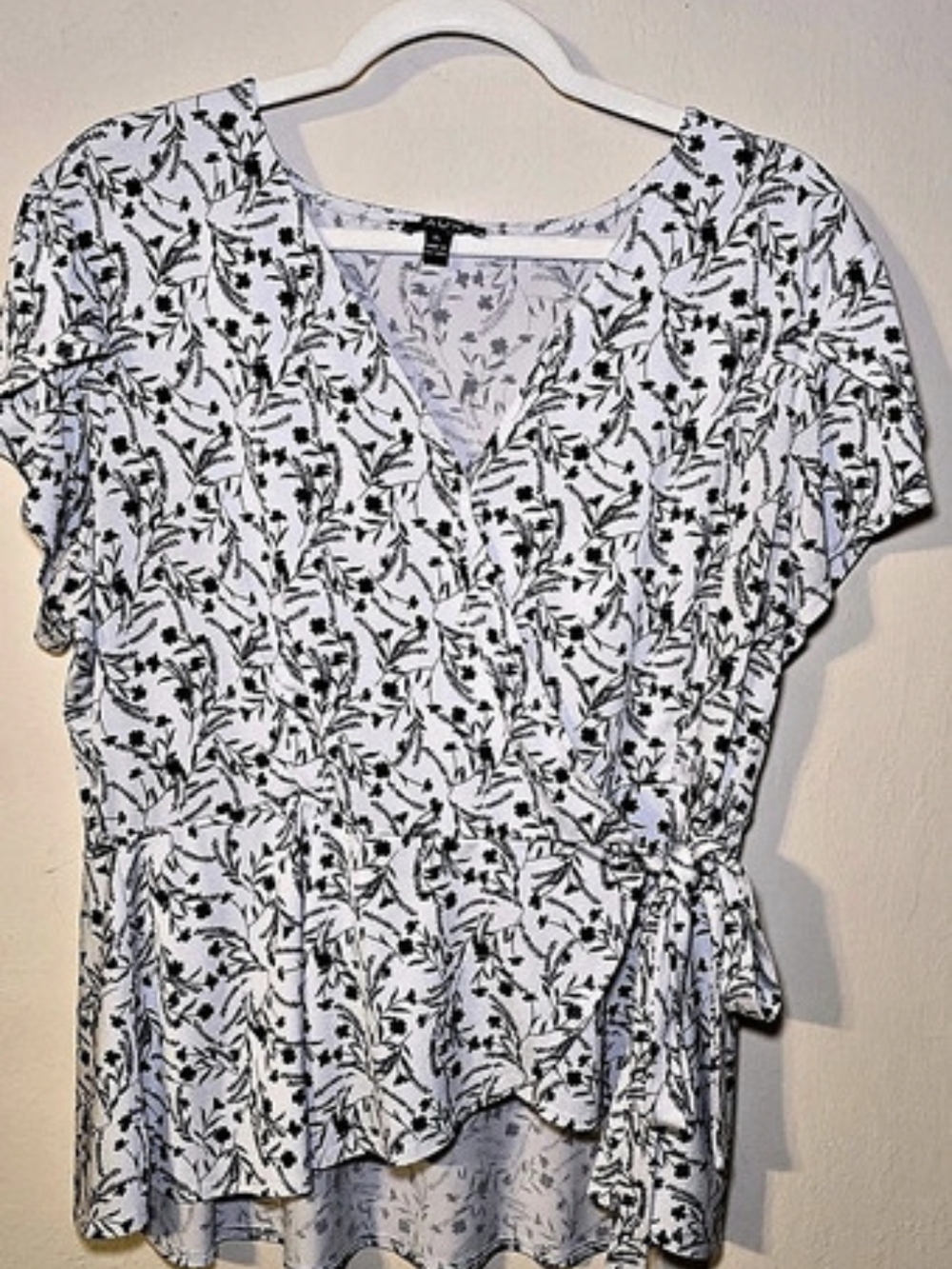 AUW Floral Blouse in White & Black Size XL Like New